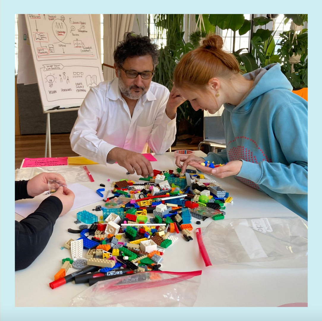 In unserer Führungskräfteausbildung geht es bunt zu: Agile Essential und Lego Seriousplay