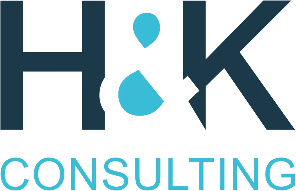 Logo mit den Buchstaben "H&K" oben in großen, dunklen Buchstaben. Das "&"-Zeichen ist türkis. Darunter steht in türkisfarbener Schrift "CONSULTING". Der Hintergrund ist weiß.