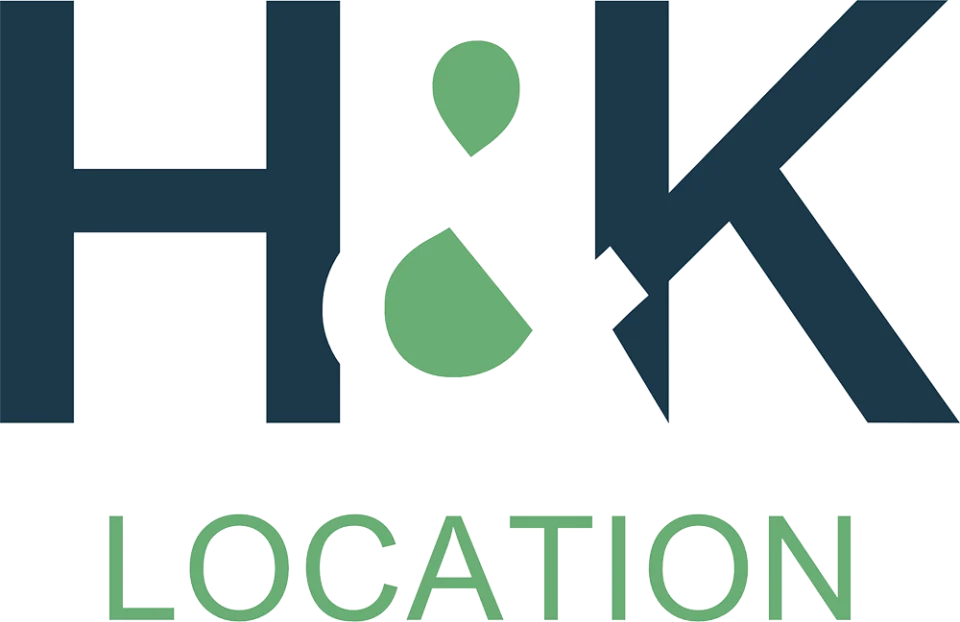 Logo mit den Buchstaben "H&K" in dunkelblau, wobei das "&" zeichen in grün dargestellt ist. Darunter steht das Wort "LOCATION" in grün. Hintergrund ist weiß.