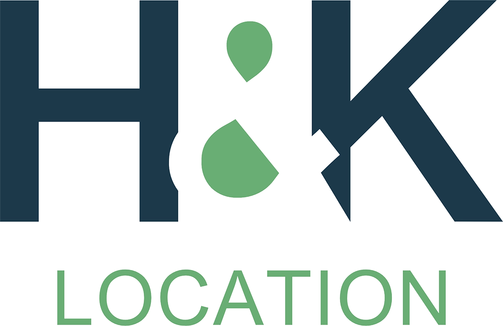 Logo mit den Buchstaben "H&K" in dunkelblau, wobei das "&" zeichen in grün dargestellt ist. Darunter steht das Wort "LOCATION" in grün. Hintergrund ist weiß.