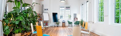 Das Heykes&Karstens Loft, ein heller Raum mit hohen Decken und einem Stuhlkreis