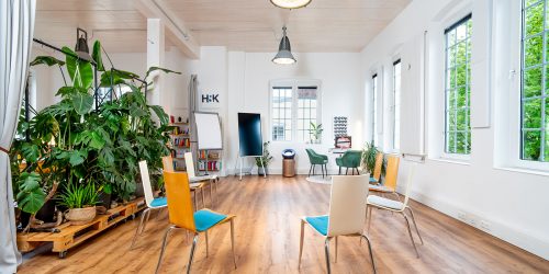 Das Heykes&Karstens Loft, ein heller Raum mit hohen Decken und einem Stuhlkreis